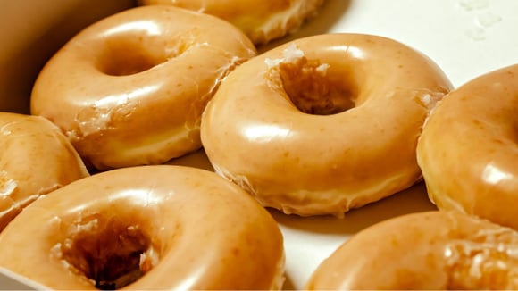 Com quase 100 anos, marca de donuts chegou ao Brasil e acumula filas nas lojas com receita secreta, máquina revolucionária e um truque simples de venda