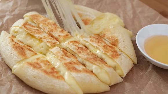 Aprendi a fazer um pão crocante com batata e queijo na frigideira e não quero saber de outra coisa: receita fácil e deliciosa