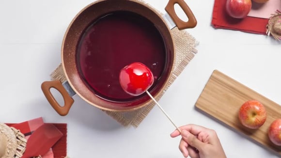 Não use colher ao fazer a calda da maçã do amor! (Créditos: TudoGostoso)
