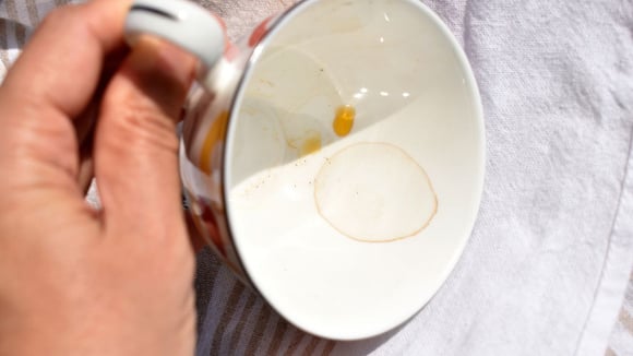Para evitar o surgimento de manchas, o melhor é lavar as xícaras e copos o quanto antes (Créditos: Shutterstock)