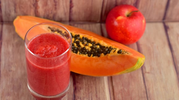 O mamão garante um toque adocicado para a vitamina e a maçã equilibra o sabor (Créditos: Shutterstock) 