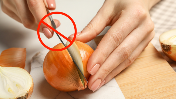 Sem faca e sem máquinas: esse é o melhor jeito de cortar cebolas