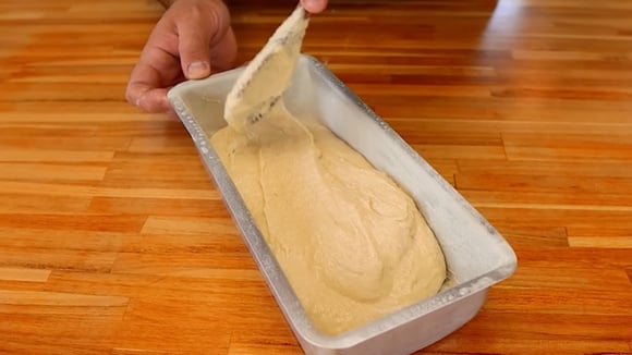 Certifique-se de espalhar a massa na forma e deixá-la descansar um pouco antes de levar ao forno (Créditos: Reprodução / YouTube @ReceitasdePai)