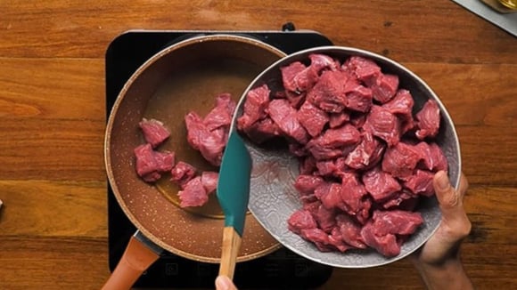 Fritar a carne aos poucos é essencial para deixá-la macia e suculenta (Créditos: TudoGostoso)