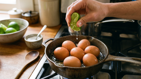 Por que os cozinheiros recomendam adicionar algumas gotas de suco de limão ao cozinhar ovos e como fazer isso corretamente