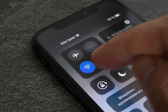 Pouca gente sabe, mas manter o Wi-Fi do celular desligado ao sair de casa é essencial: passos para melhorar a segurança do seu smartphone