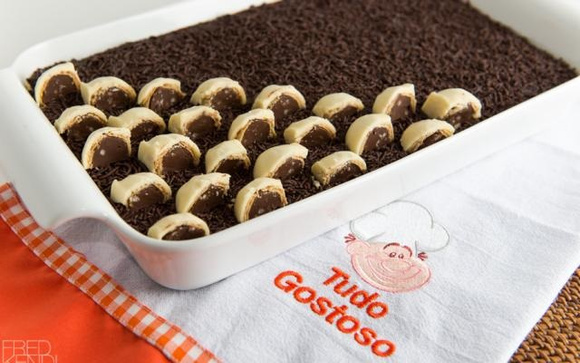 Esse pavê tem recheio de creme de avelã e cobertura de bombom (Créditos: TudoGostoso)