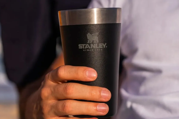 Copos e garrafas Stanley pela metade do preço nessa Black Friday, corre antes que acabe!