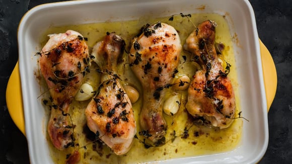 A receita pode ser preparada com peito, sobrecoxa ou coxa de frango (Créditos: Shutterstock)