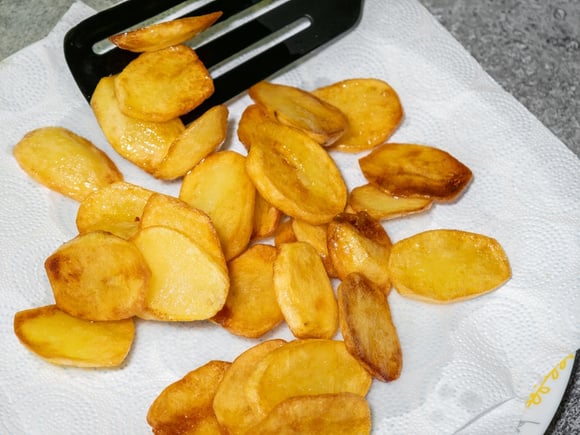 As vovós concordam:  "A omelete de batata fica melhor se você colocar sal nas batatas antes de fritá-las e depois adicionar um pouco mais ao ovo batido"