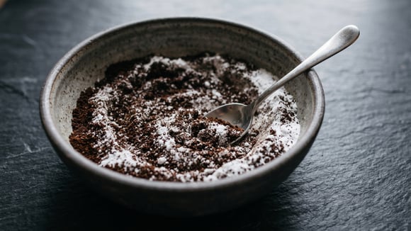 Para que serve combinar borra de café com bicarbonato de sódio? TudoGostoso explica por que o truque está ficando popular e como usá-lo corretamente