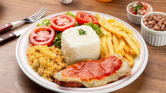 É totalmente possível continuar comendo suas comidas favoritas, desde que alguns cuidados sejam considerados (Créditos: Shutterstock)
