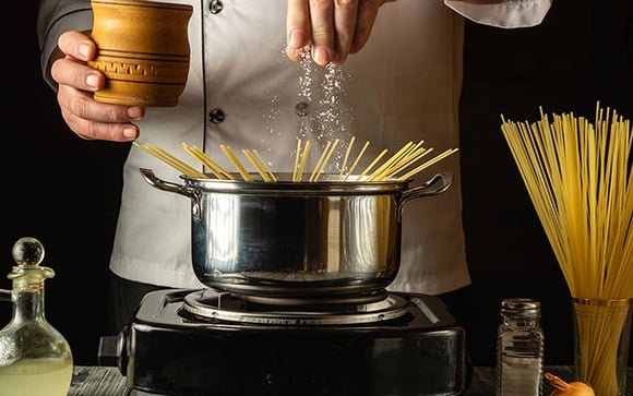 Victor, chef de cozinha: "Salgue a água do macarrão igual água do mar. Assim você acertará o ponto certo do sal do macarrão, não só do molho"