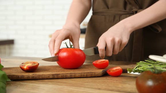 O jeito que você corta tomate pode estar errado e isso muda a textura da receita