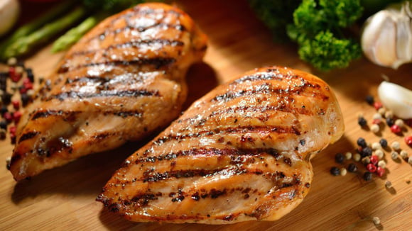 Peito de frango suculento: confira todas as dicas de chefs para não ficar ressecado (Créditos: Canva)