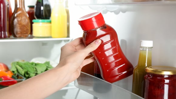 A Heinz finalmente resolve o debate: o ketchup deve ser guardado na geladeira ou na despensa?