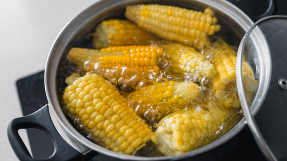 Você provavelmente está cozinhando milho por tempo demais: o TudoGostoso explica o ponto ideal para ele ficar macio, doce e dourado