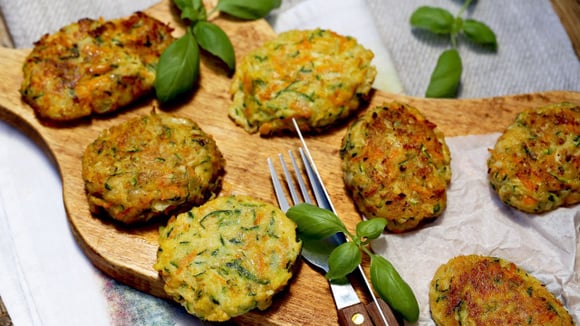 Sem farinha de trigo, com farinha de aveia: bolinho de batata, cenoura e abobrinha é a receita saudável leve e nutritiva para o lanche das crianças