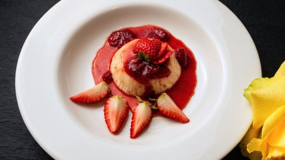 Panna cotta com calda de frutas vermelhas e decorada com morangos picados (Créditos: TudoGostoso/Erick Jonathan)