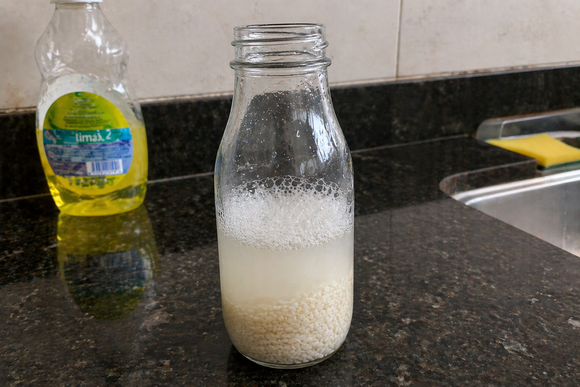 Nunca mais sofra para limpar garrafas: o truque do arroz que alcança onde a esponja não chega