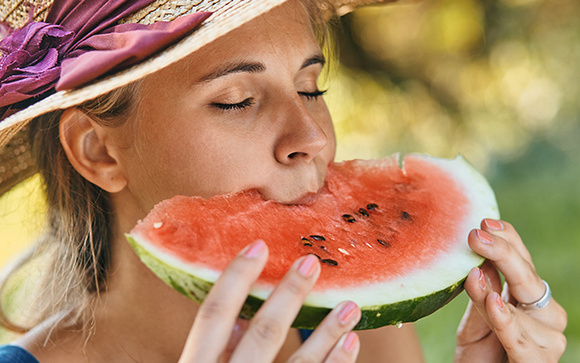 Quando o calor passa dos limites, essas são as comidas que salvam o dia (e o corpo)