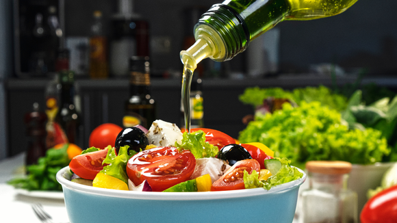 Os chefs espanhóis concordam: "Depois de temperar os tomates com sal e azeite, é aconselhável esperar entre 5 e 10 minutos antes de servi-los."