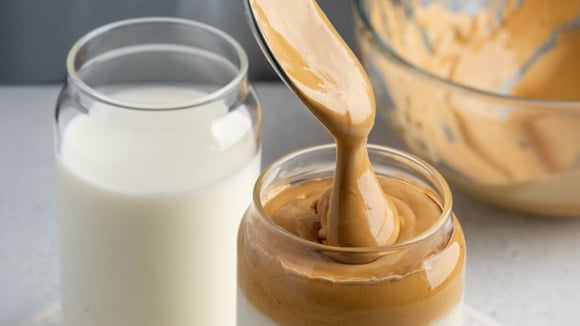 Veja o passo a passo bem simples para fazer esse café cremoso em casa (Créditos: Shutterstock)