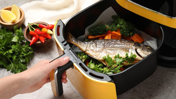 A cozinha agradece: Airfryer Oster cai de preço e esta com 60% de desconto no Mercado Livre