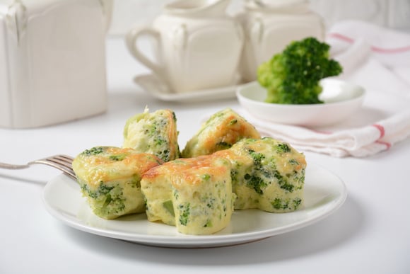 Os talos de brócolis podem ser aproveitados em recheios de tortas, bolos, sopas e saladas. (créditos: Shutterstock)
