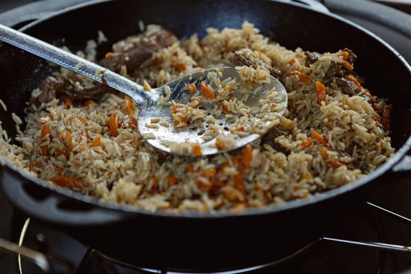 Sempre que tenho arroz dormido em casa, faço essa receita cremosa de uma panela só que minha família devora