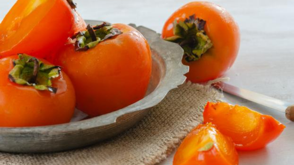 Benefícios do caqui: o que acontece com o seu corpo ao ingerir a fruta todos os dias? Engorda muito mesmo?