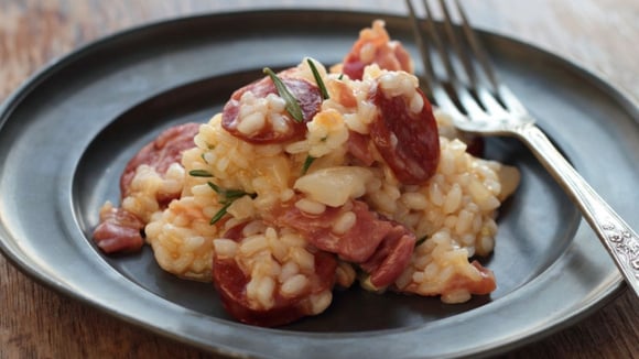 Risoto de calabresa com tomates pelados finalizado com ervas (Créditos: TudoGostoso)