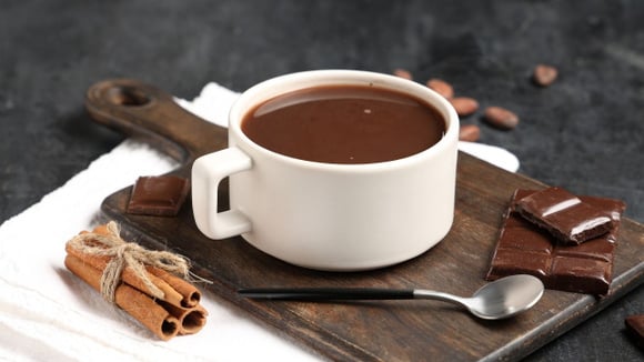 Xícara com chocolate quente feito com chocolate derretido (Créditos: Shutterstock)
