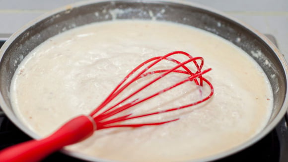 Nem requeijão, nem creme de leite: o verdadeiro molho branco só precisa de 3 ingredientes simples