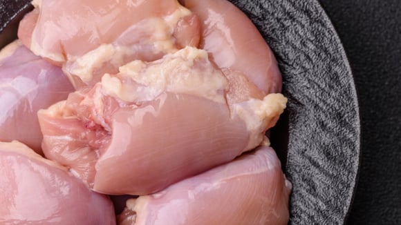 Para saber se o frango que está rolando na geladeira ainda está bom, você deve ficar atento a esses sinais