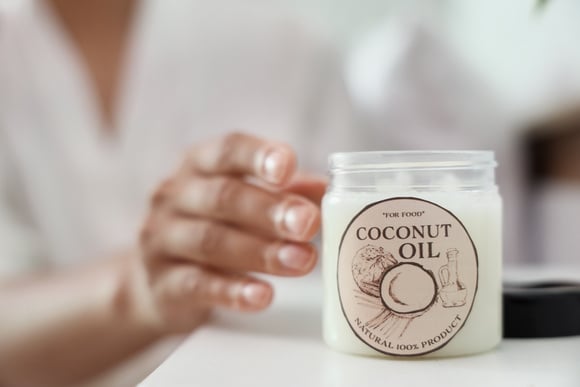 Pincelar um pouco de óleo de coco nas torneiras de inox: o truque simples para repelir manchas de água e poeira