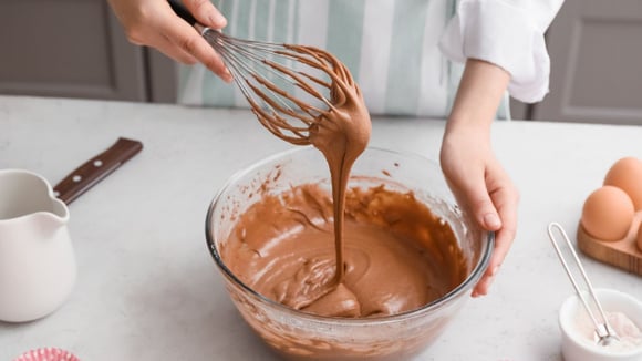 Peneirar os ingredientes secos, evitar mexer muito a massa e usar líquidos quentes garantem um bolo de chocolate macio e fofinho de verdade (Créditos: Shutterstock)