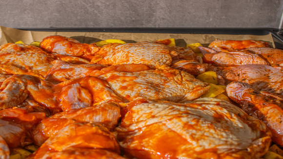 Marinar o frango por algumas horas faz toda a diferença no sabor e na suculência (Foto: Shutterstock)