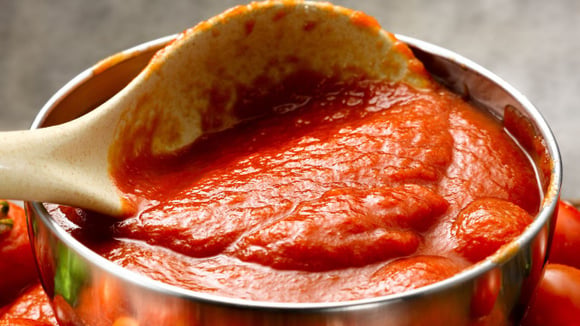 Cozinheiros concordam sobre o molho de tomate: "Para ficar perfeito, não adicione açúcar, use um pouco de bicarbonato de sódio em vez disso."