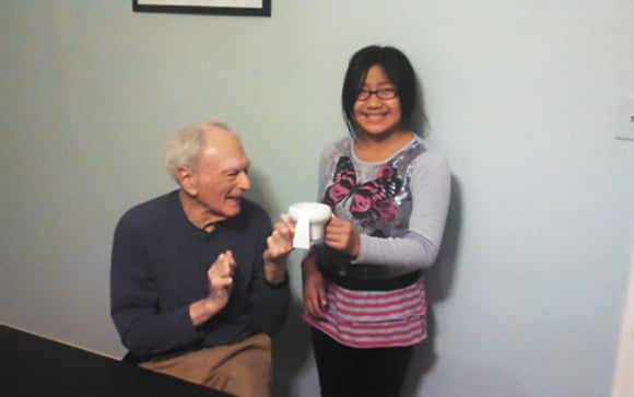 Menina de 11 anos se tornou multimilionária ao inventar uma caneca especial para ajudar seu avô com mal de Parkinson
