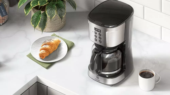 Acordei e o café ficou pronto sozinho! Esta cafeteira programável é minha melhor amiga e também pode ser a sua