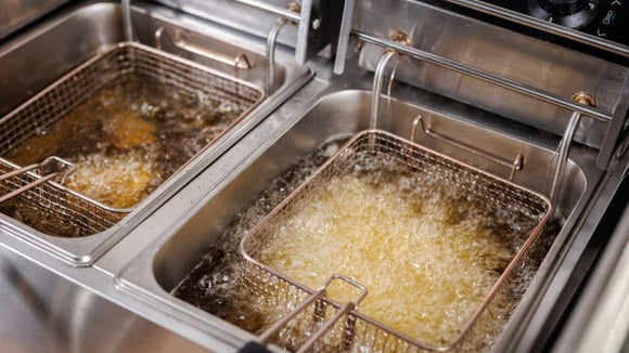 Uma boa limpeza na fritadeira pode ser feita sempre que precisar trocar o óleo ou quando a sujeira começar a se acumular (Créditos: Shutterstock)