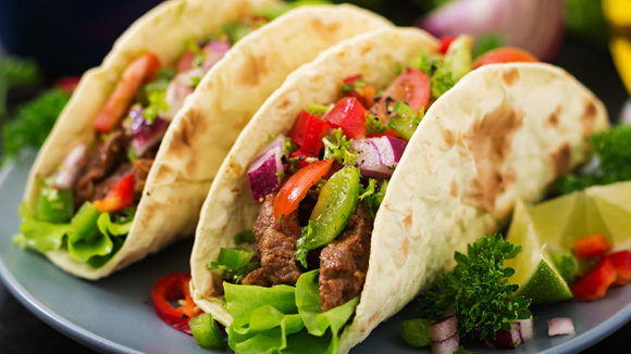 Uma carne bem feita faz toda a diferença no resultado final dos tacos caseiros (Créditos: Magnific)
