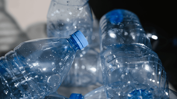 O reaproveitamento de materiais simples ajuda a resolver problemas domésticos com criatividade. (Foto: Shutterstock)