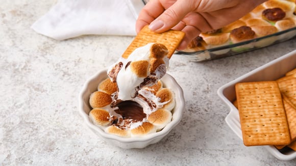 Já anota a sobremesa de 3 ingredientes para impressionar no Dia dos Namorados: smores de travessa assado no forno ou na airfryer
