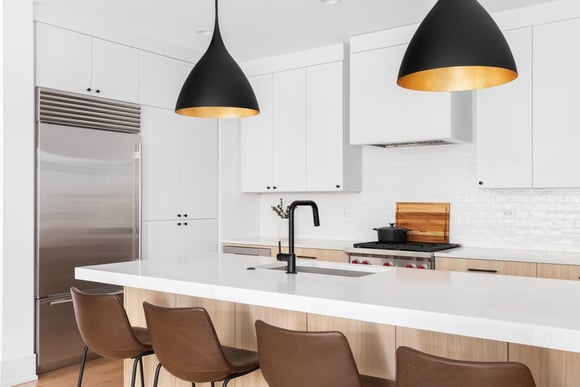 Essa luminária pendente virou febre nas cozinhas e custa menos do que você imagina