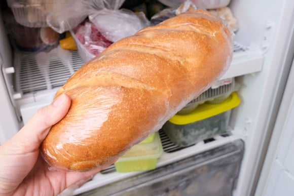 O truque para descongelar o pão em 30 segundos e deixá-lo perfeito, crocante e sem perder o sabor