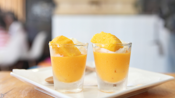 Procurando uma sobremesa saudável e refrescante? Experimente esse flan de manga com coco sensacional!