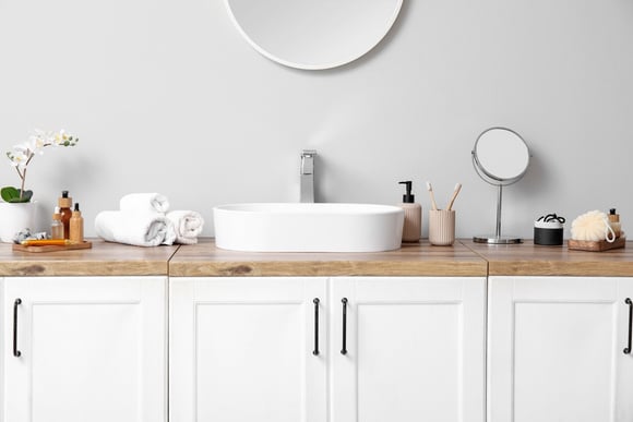 Organização e praticidade no banheiro com design moderno (Créditos: Shutterstock).