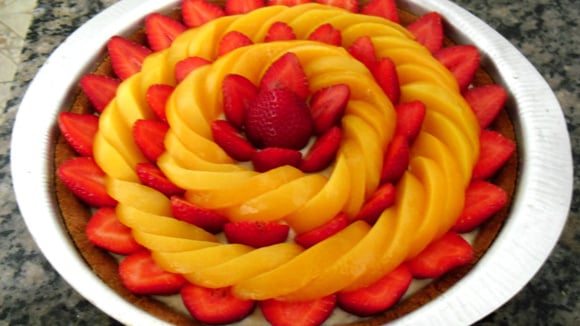 Torta gelada de pêssego com massa amanteigada e recheio de pedaços de pêssegos e morangos (Créditos: TudoGostoso/Laila Prestes)